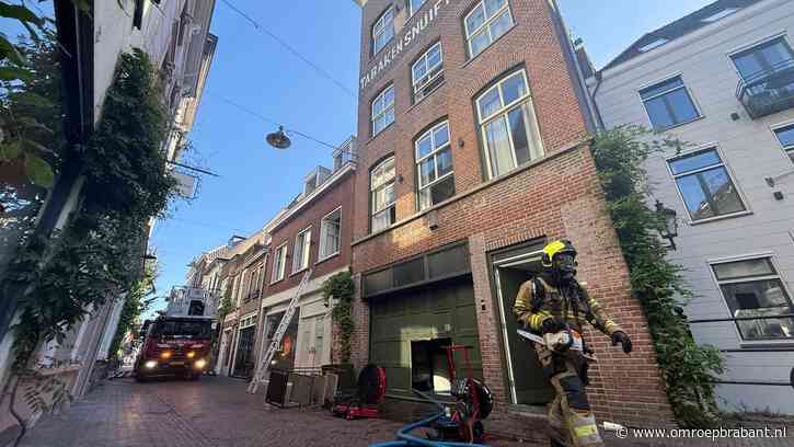 Brand in winkelmagazijn in centrum Den Bosch, appartementen ontruimd