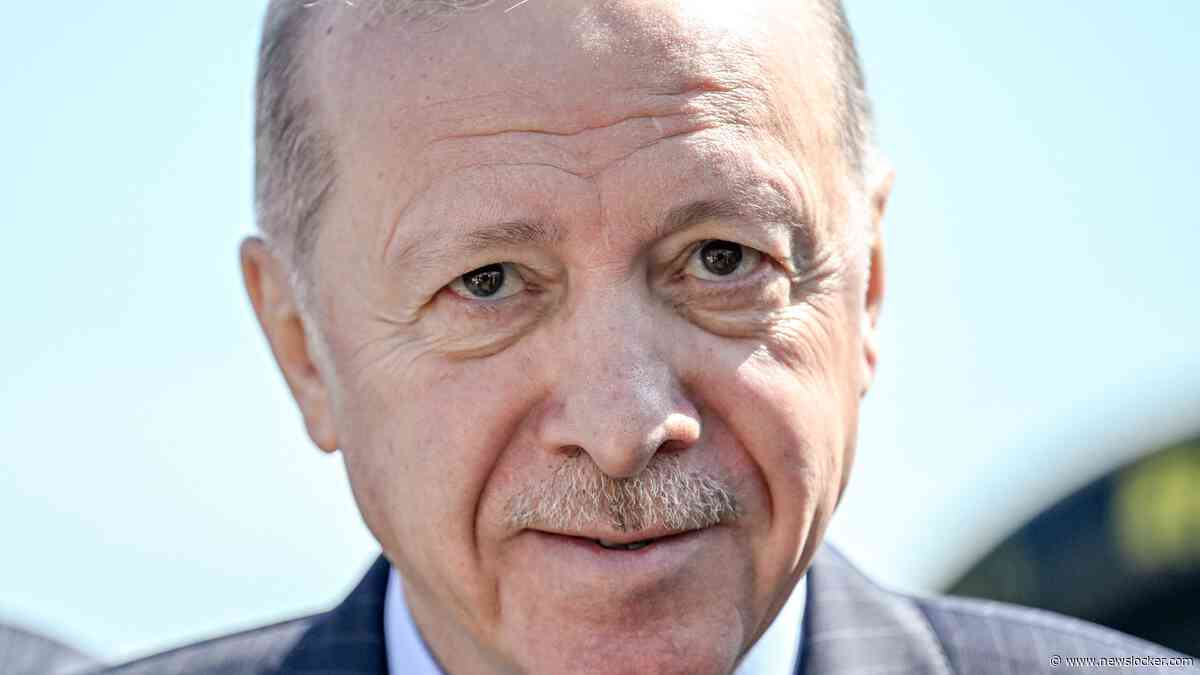 Turkse stand-upcomedian Deniz Göktaş aangehouden op luchthaven Istanbul om grappen over Erdogan