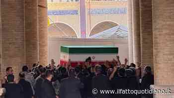 Iran, esposta la bara di Ali Khamenei nella Grande moschea di Teheran. Delegazioni da 100 paesi per i funerali dell’ayatollah