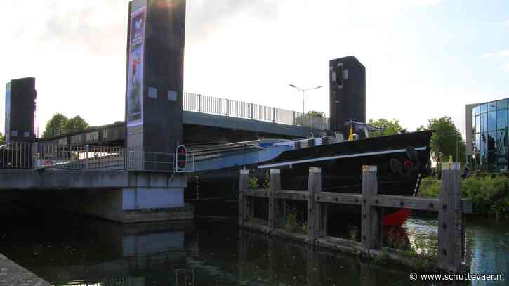 Binnenvaartschip Anna vast onder Stadsbrug in Weert nadat ineens brug daalt
