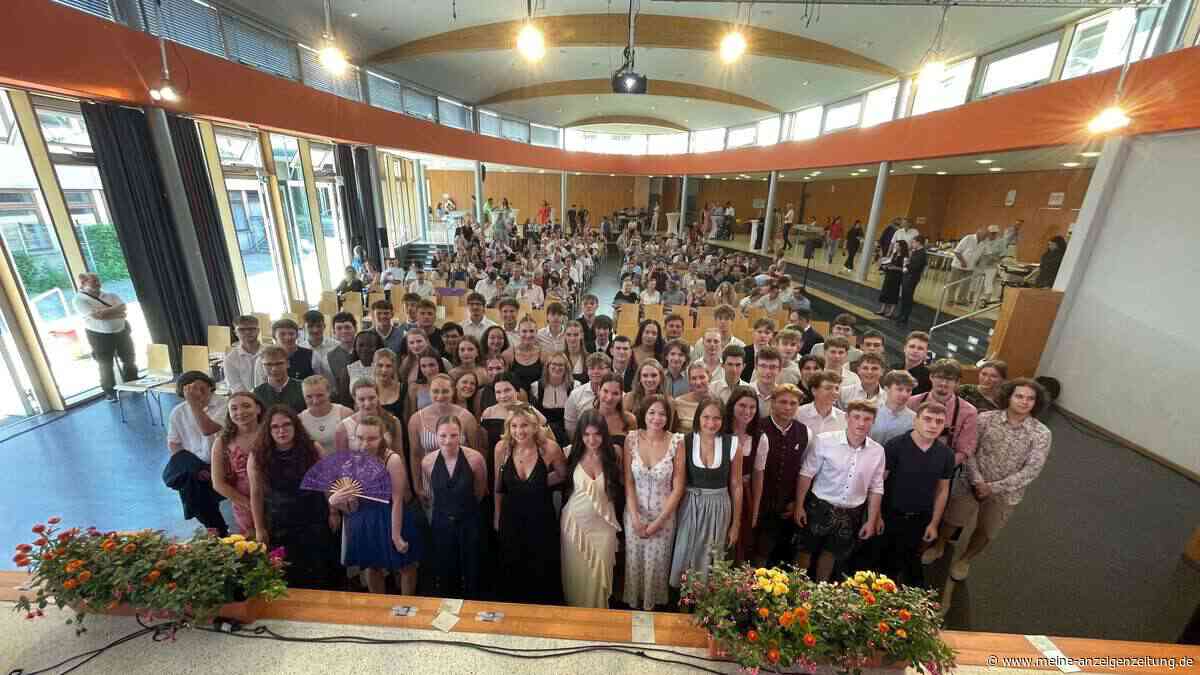 „In jedem Gesicht das pure Glück“: Josef-Hofmiller-Gymnasium verabschiedet ersten G9-Jahrgang