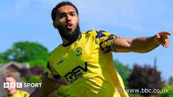 Moore signs new Torquay United contract