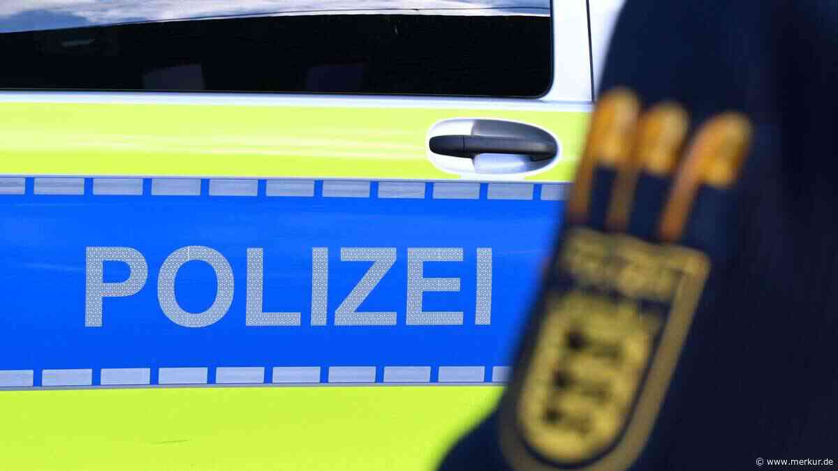 Motocross-Rowdys rasen über Gehweg und durch rote Ampel – Fußgänger gefährdet