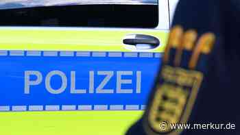 Motocross-Rowdys rasen über Gehweg und durch rote Ampel – Fußgänger gefährdet