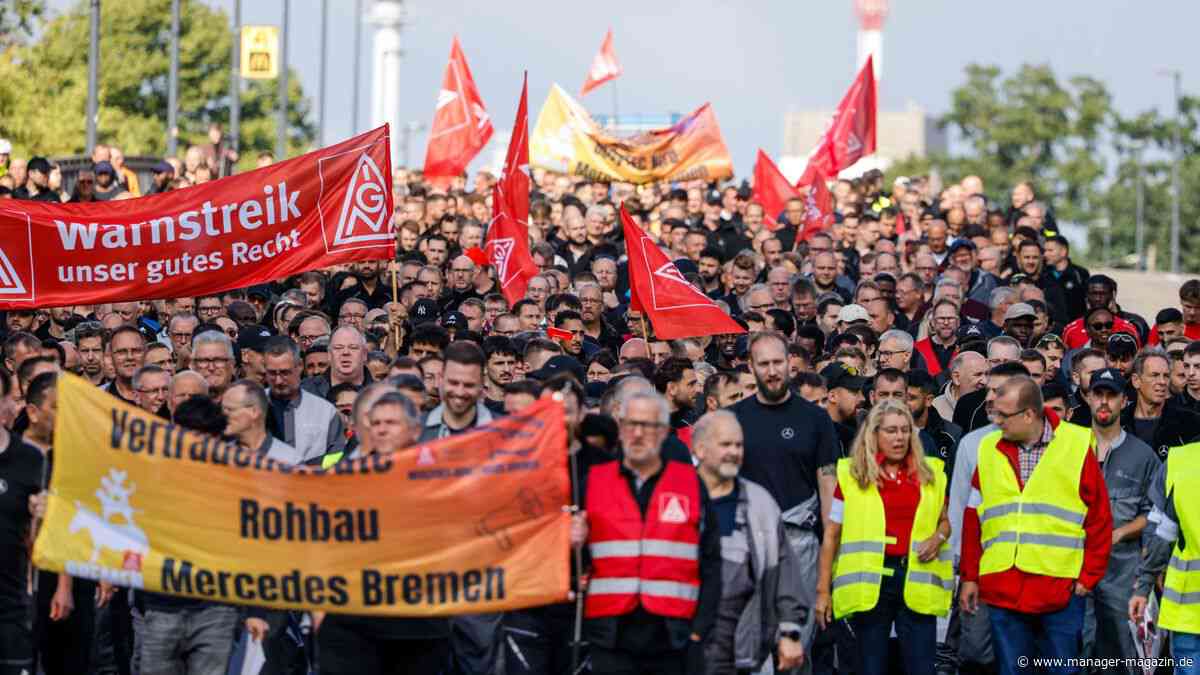 Mercedes-Benz: Tausende demonstrieren gegen Sparkurs