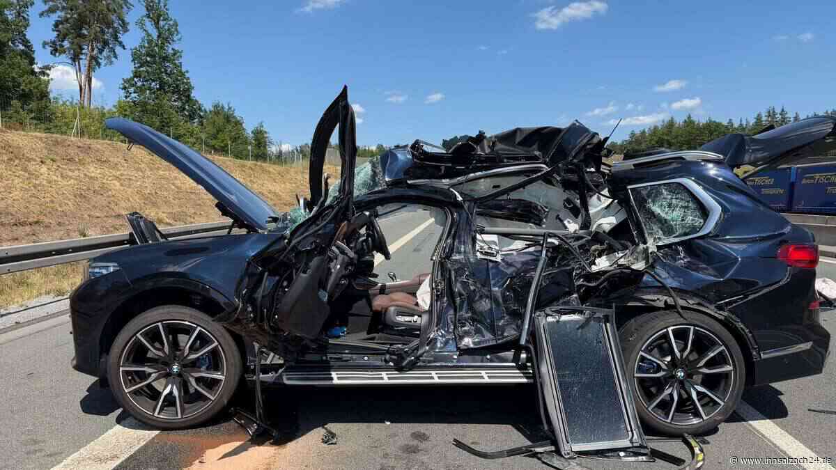 Horror-Crash auf Autobahn in Bayern: Luxus-BMW rast ungebremst in Lastwagen – Fahrer (†58) tot