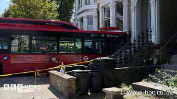 Bus crashes into home in Kensington