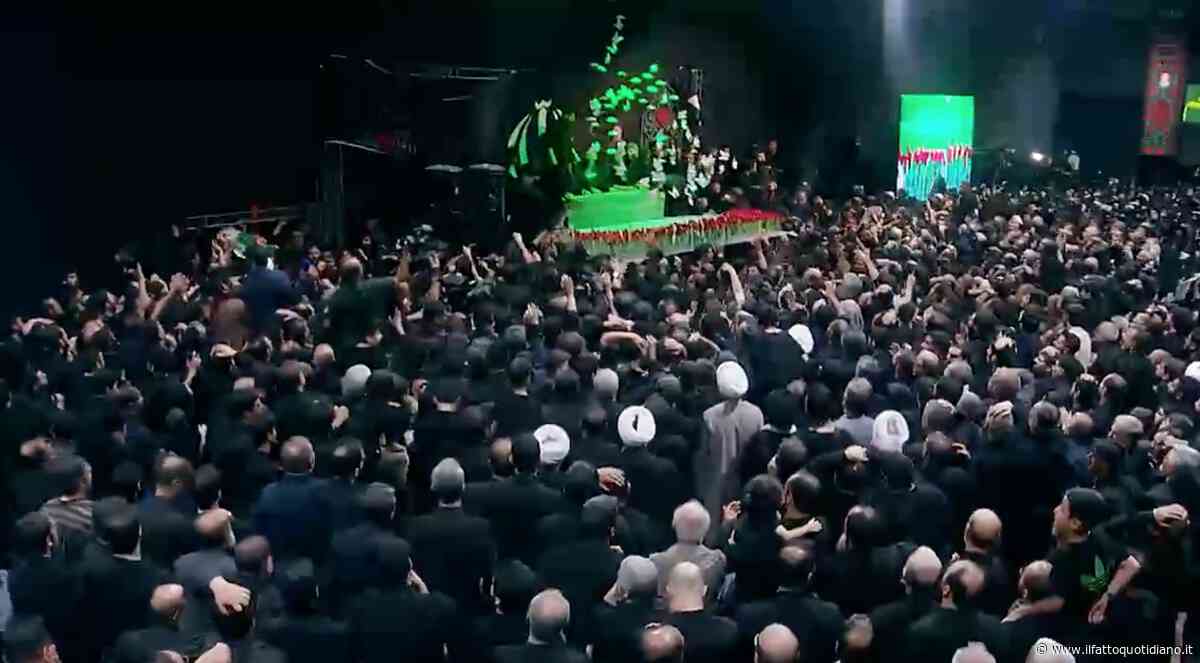 Iran, le immagini dell’arrivo della salma di Khamenei alla Grande moschea di Teheran