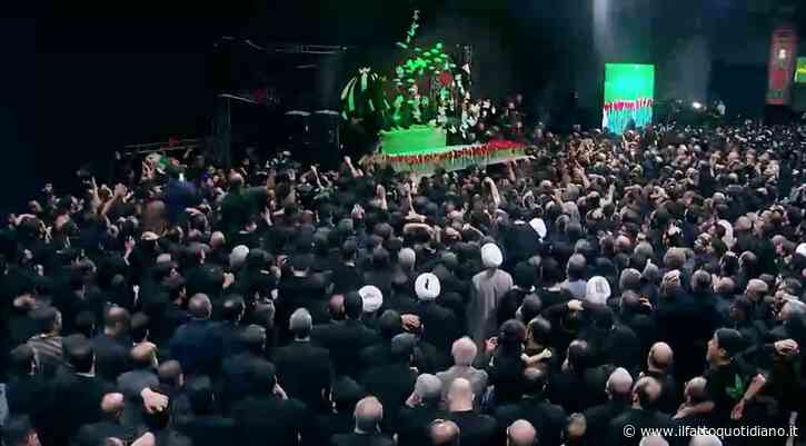 Iran, le immagini dell’arrivo della salma di Khamenei alla Grande moschea di Teheran