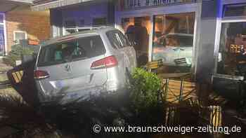 Verfolgungsfahrt in Braunschweig: 15-Jähriger flüchtet vor Polizei und prallt gegen Restaurant