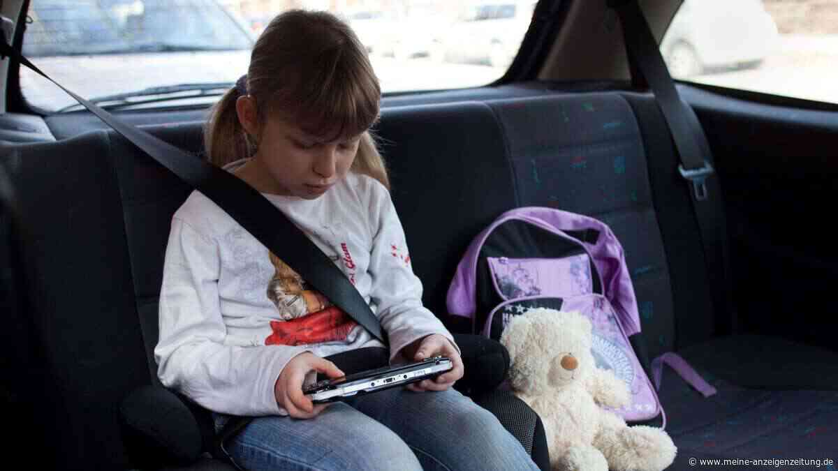 Sieben Tipps gegen Reiseübelkeit bei Kindern im Auto