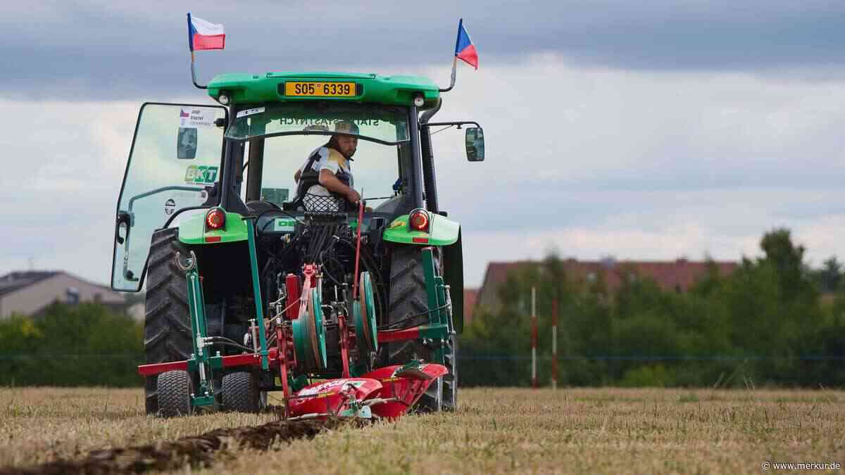 Neunjähriger steuert Traktor – Senior stürzt vom Kotflügel und landet im Krankenhaus