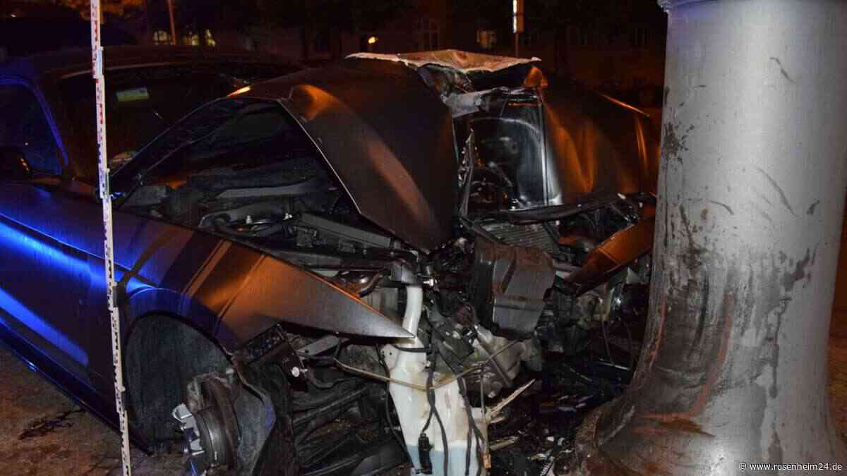 Rausch-Fahrer kracht mit Ford gegen Lichtmast – Rad fliegt weg