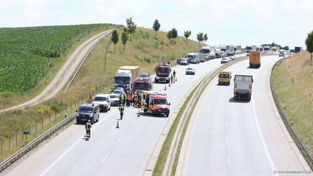Unfall auf der A94 bei Rattenkirchen: Mercedes schleudert gegen Schutzplanke