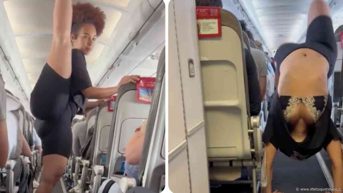 Influencer si mette a fare yoga nella corsia dell’aereo durante il volo, sui social la attaccano: “Ti avrei mandato a quel paese”. Lei: “I passeggeri non si sono minimamente infastiditi”