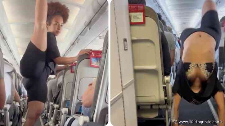 Influencer si mette a fare yoga nella corsia dell’aereo durante il volo, sui social la attaccano: “Ti avrei mandato a quel paese”. Lei: “I passeggeri non si sono minimamente infastiditi”