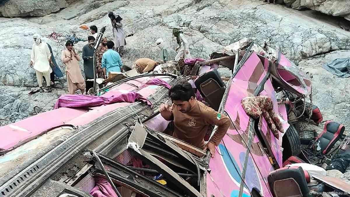 Mindestens 40 Tote bei Busunglück in Pakistan