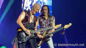 Watch: DEF LEPPARD Joined By EXTREME's NUNO BETTENCOURT For 'Slang' Performance In London