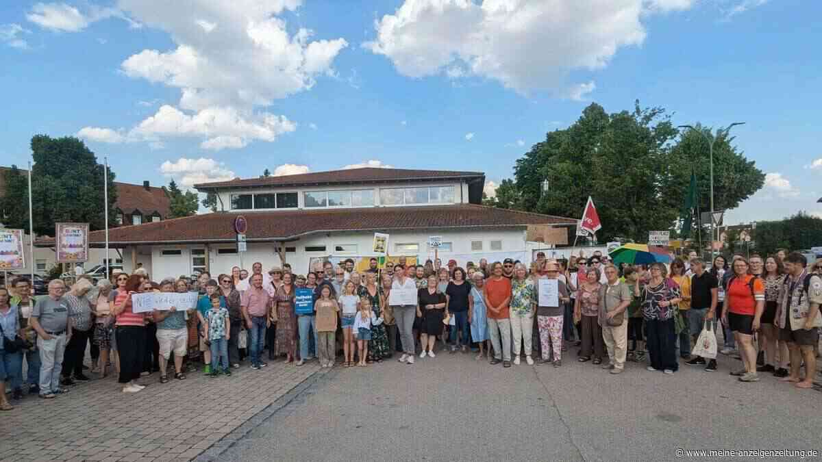 Moosburg: AfD-Treffen garniert mit „Hitlergruß“ – 300 Gegendemonstranten halten Mahnwache ab
