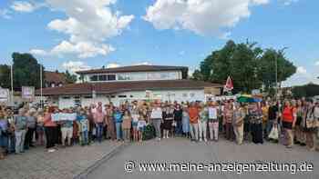 Moosburg: AfD-Treffen garniert mit „Hitlergruß“ – 300 Gegendemonstranten halten Mahnwache ab