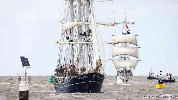 Geknapte sleeplijn en gouden lucht bij opening Sail Harlingen