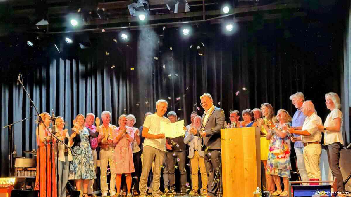 „Ziemlich beste Zeit meines Lebens“: Altbürgermeister mit Standing Ovations verabschiedet