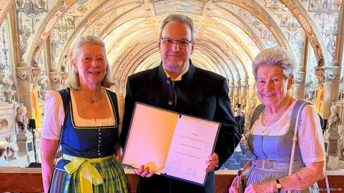 Söder verleiht Ex-Landrat Niedermaier den Bayerischen Verdienstorden