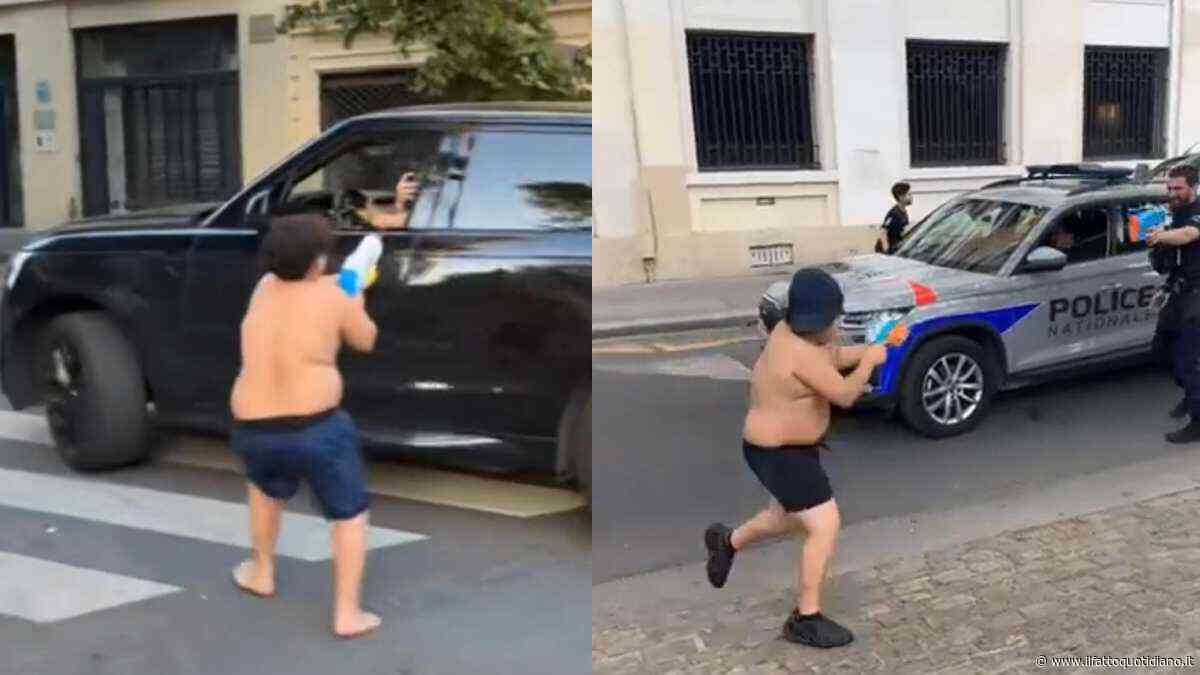 Spinge le persone nella Senna e spruzza acqua contro passanti e ciclisti: gli “scherzi” del tiktoker Hanza finiscono nel mirino della polizia