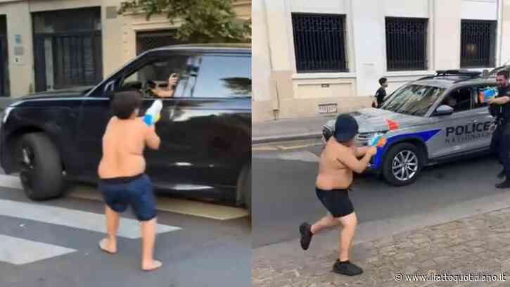 Spinge le persone nella Senna e spruzza acqua contro passanti e ciclisti: gli “scherzi” del tiktoker Hanza finiscono nel mirino della polizia