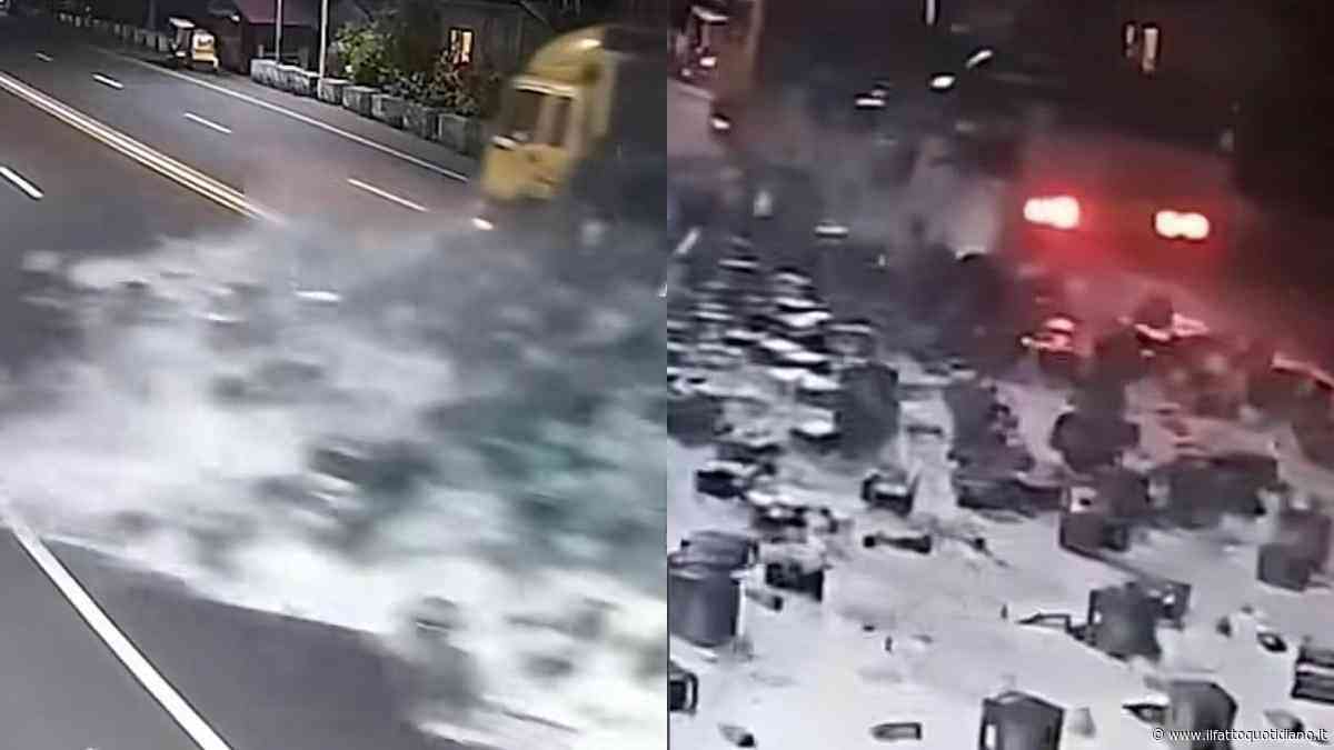 Camion carico di bottiglie di birra si ribalta e migliaia di litri si riversano sulla strada: “Il fiume che scorre lì accanto è diventato tutto rosso”