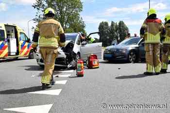 Twee bestuursters bekneld na frontale botsing