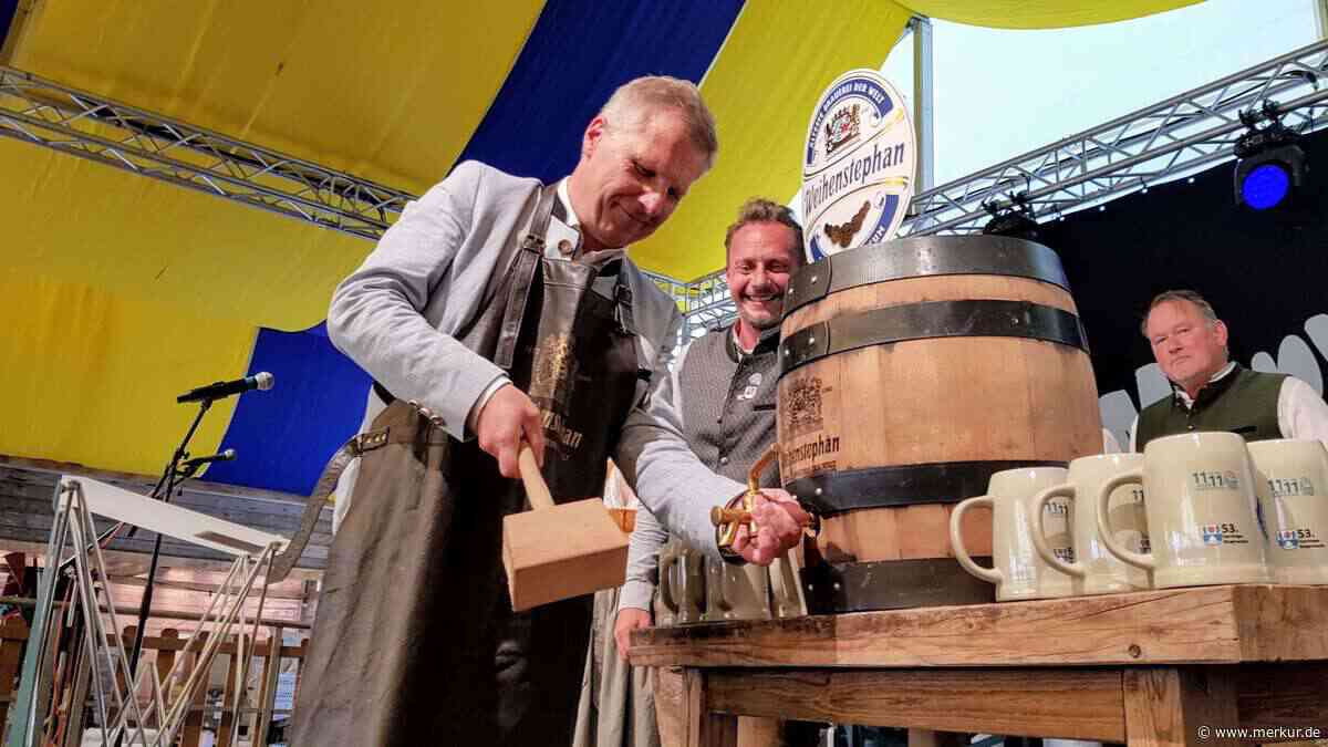 Garchings Neu-Bürgermeister braucht fünf Schläge beim Fassanstich