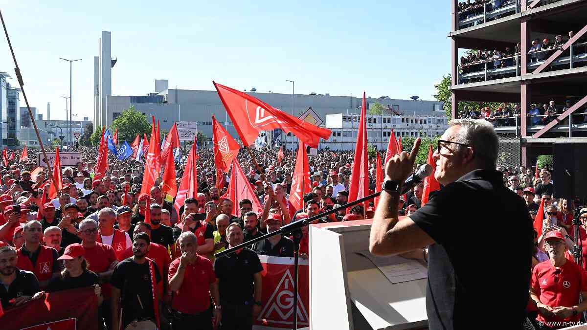 Konzern will Arbeitszeit erhöhen: 33.000 Beschäftigte demonstrieren gegen Mercedes-Sparpläne