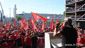Konzern will Arbeitszeit erhöhen: 33.000 Beschäftigte demonstrieren gegen Mercedes-Sparpläne