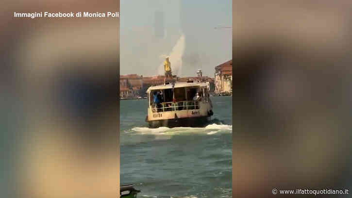 Sale in piedi sul tetto di un vaporetto in corsa a Venezia: 18enne denunciato. La bravata in un video diventato virale