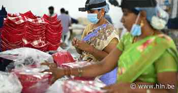 In India dragen fabrieksarbeiders camera’s op hun hoofd die AI-robots traint om hun job over te nemen