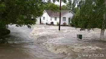 Flood-weary Swan River residents praise neighbours' help as waters rise