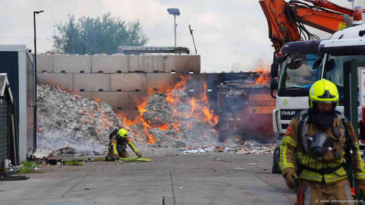 Papierbrand in Kaatsheuvel: samengeperste balen maken blussen moeilijk