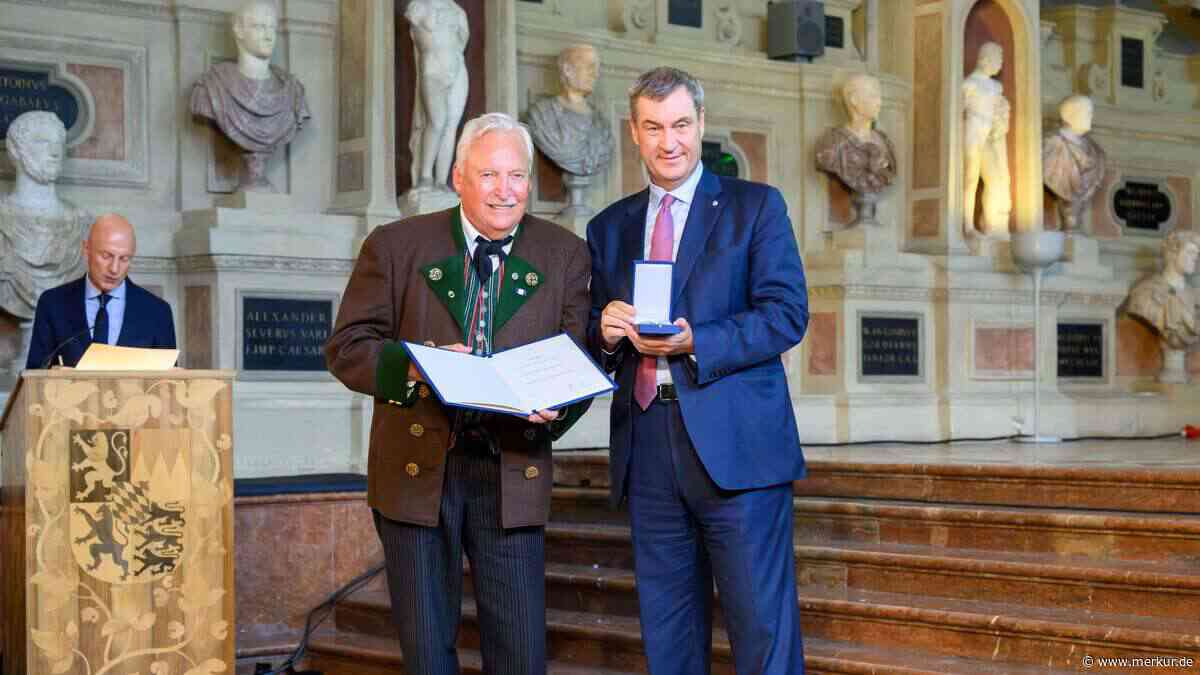 Söder zeichnet Karl Wiedemann aus Miesbach für Trachtenkultur aus