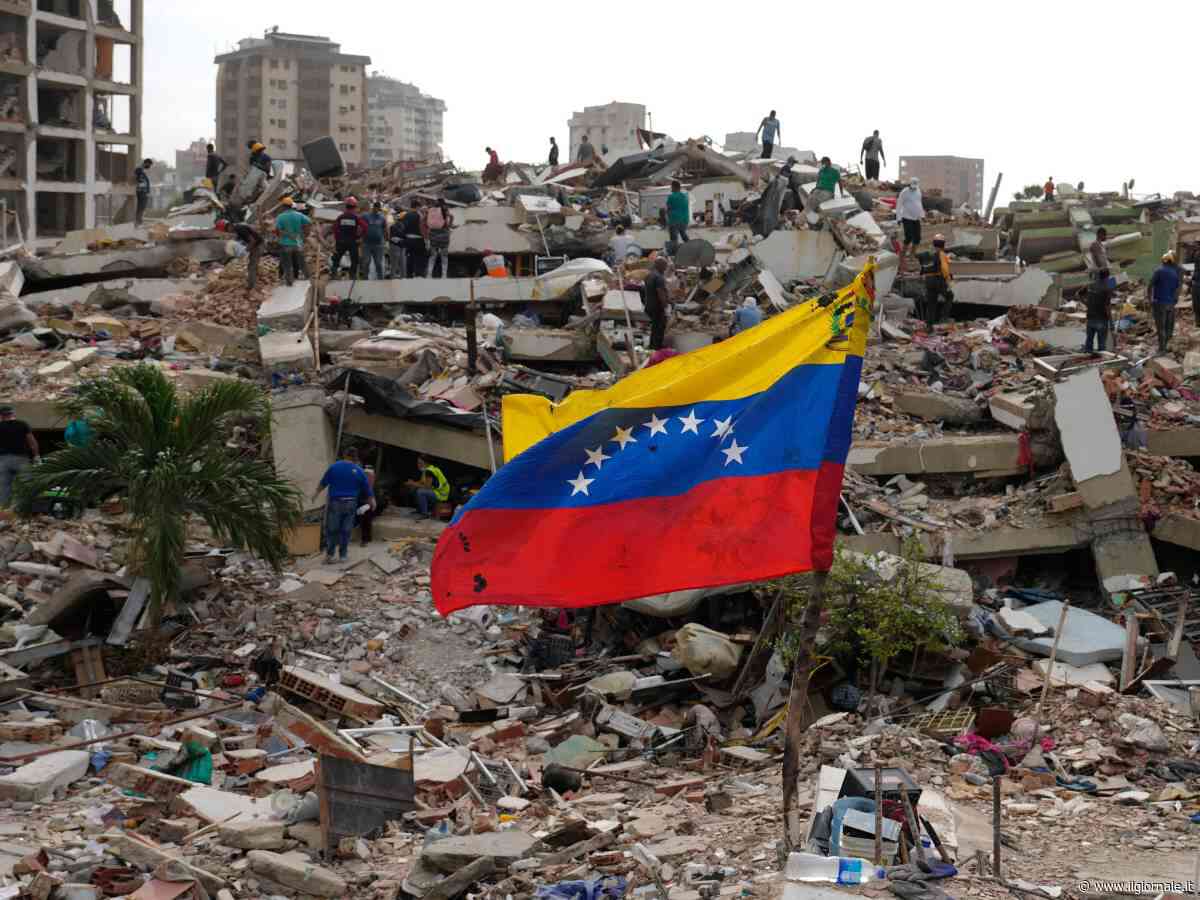 Venezuela, vivo il capo della polizia di La Guaira. "È sotto le macerie da 9 giorni"