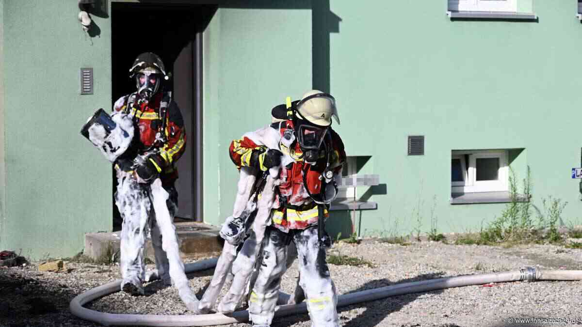 Großbrand vor Mehrfamilienhaus in Vilsbiburg: Fahrzeuge brennen lichterloh