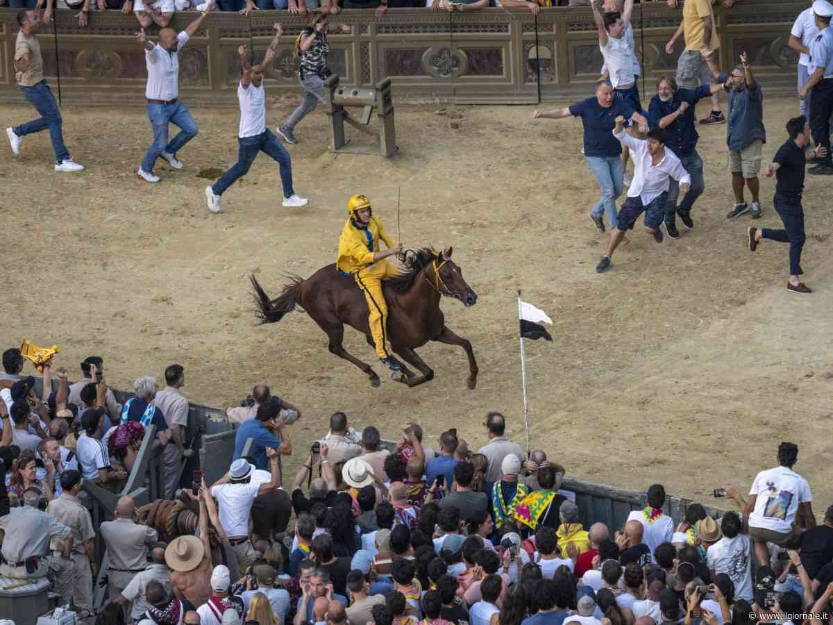 Palio di Siena, dopo 34 anni trionfa la contrada dell'Aquila