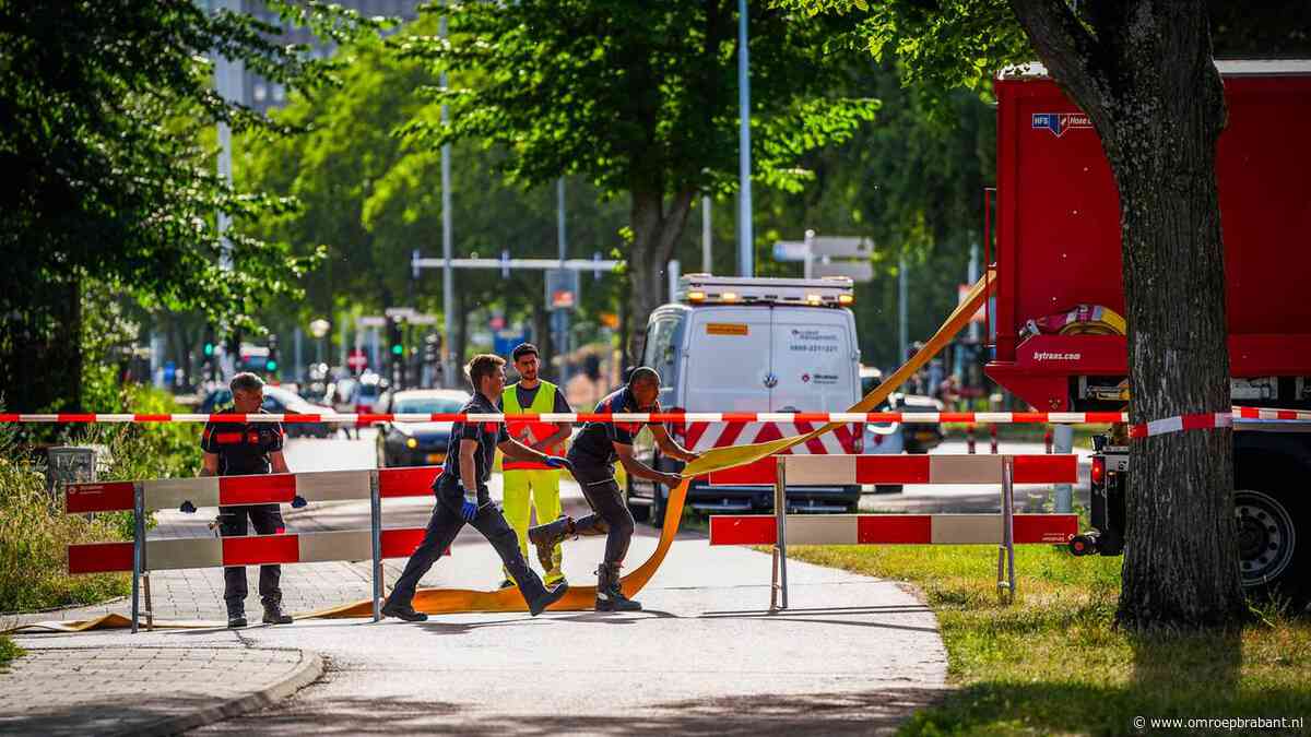 Fietspaden en wegen afgesloten vanwege stank die uit sloot kwam