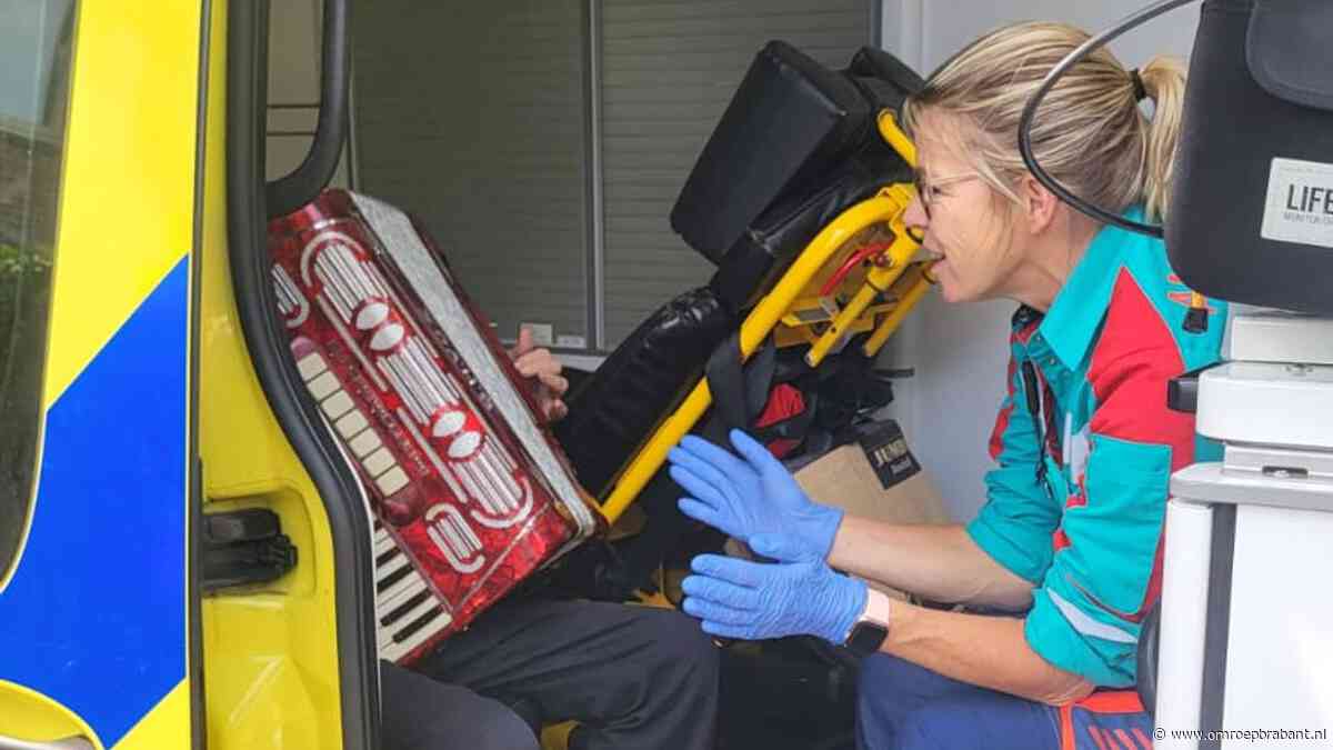 Patiënt speelt accordeon tijdens ambulancerit: 'hij werd helemaal gelukkig'