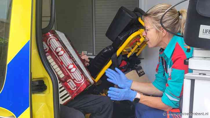 Patiënt speelt accordeon tijdens ambulancerit: 'hij werd helemaal gelukkig'