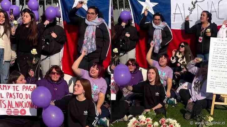 Armys se manifiestan en el frontis del Estadio Nacional y aseguran querer “comprar pasto” para el show