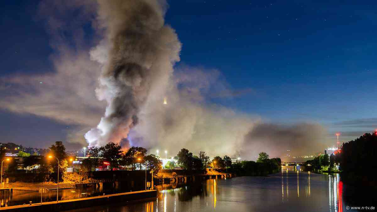 Größter Einsatz seit Jahren: Stuttgarter Großmarkt steht in Flammen