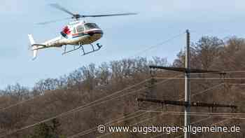 Helikopter fliegt nur wenige Meter über den Bahngleisen: Was steckt dahinter?