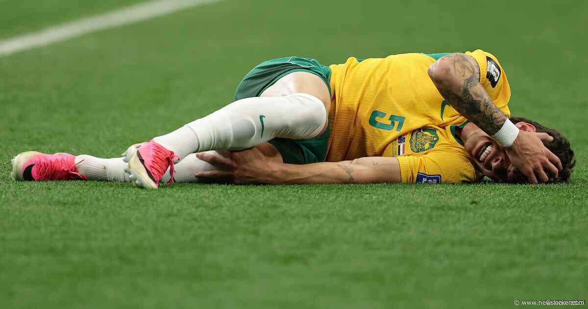 Woede bij Australië na blessure Feyenoorder Jordan Bos, die van veld wordt gedragen: ‘Een vreselijke tackle’