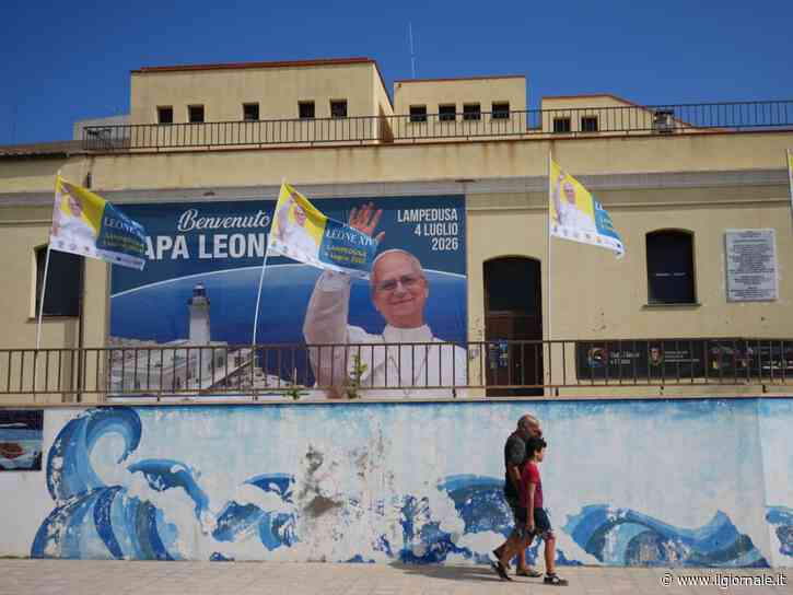 Leone XIV atterrato a Lampedusa. La preghiera sulle tombe dei migranti, poi la messa con migliaia di fedeli